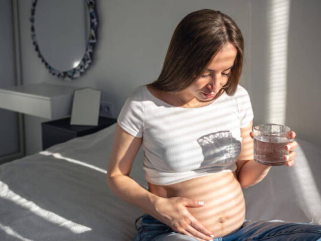 beneficios de beber agua mineral en el embarazo