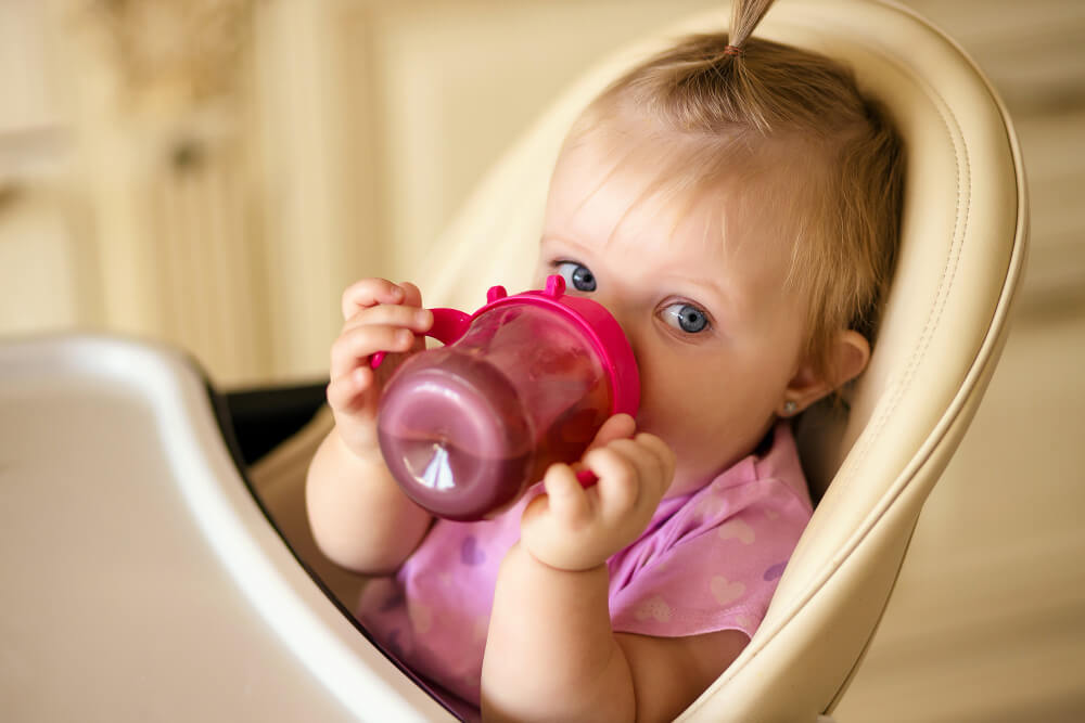 cuanta agua debe tomar un bebe