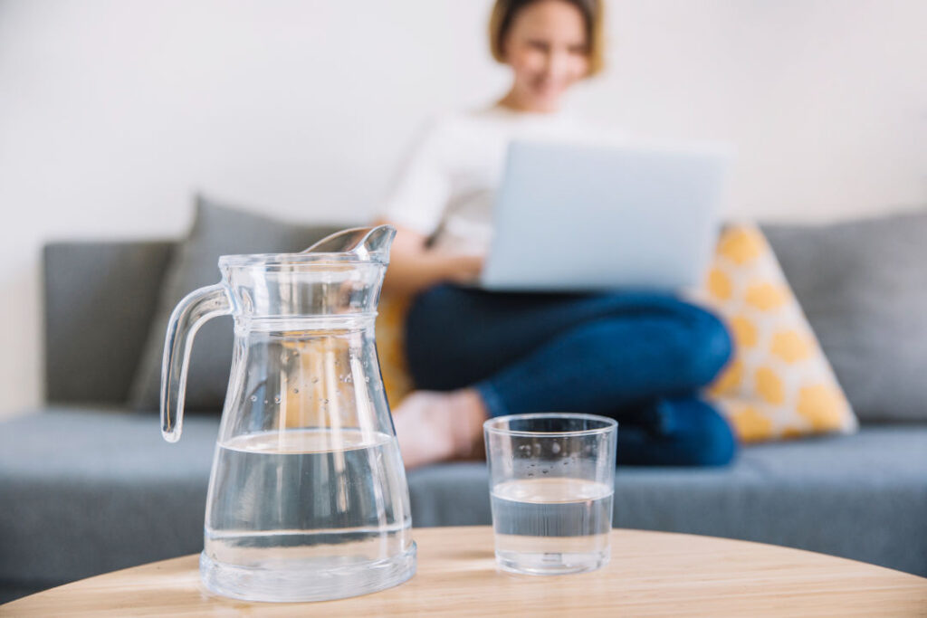 cómo beber agua correctamente