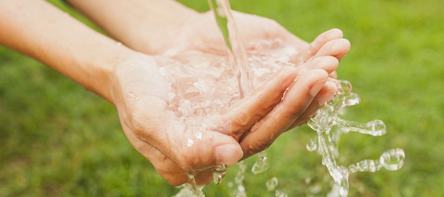 primer-plano-manos-debajo-chorro-agua